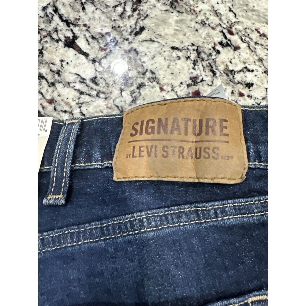 New With Tag Levi Signature Relaxed Fit Jeans Men's Size 42 x 30 Dark Blue Wash - Picture 3 of 11